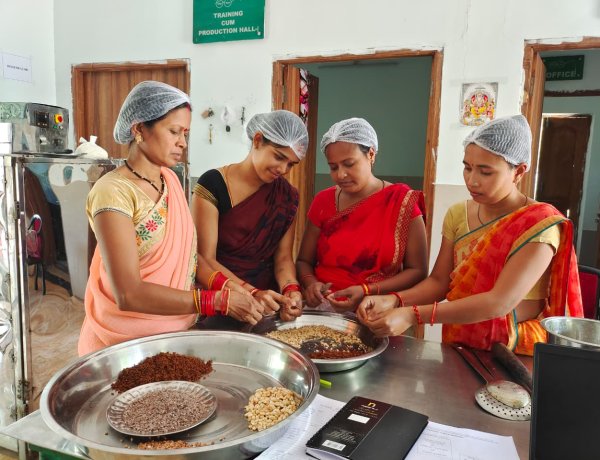 महुआ ने बदली महिलाओं की जिंदगी : वन धन योजना से मिली आत्मनिर्भरता की नई पहचान