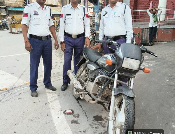 रायपुर में वाहन चेकिंग के दौरान यातायात पुलिस ने पकड़ी चोरी की बाइक, चालक मौके से फरार