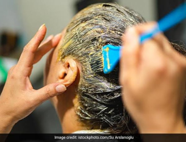 केमिकल हेयर डाई को कहें अलविदा: रसोई की इन चीजों से बालों को बनाएं प्राकृतिक रूप से काला