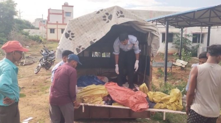 दर्दनाक सड़क हादसा: दो बाइकों की टक्कर के बाद ट्रक ने दो युवकों को कुचला, 2 की मौत; तीन घायल