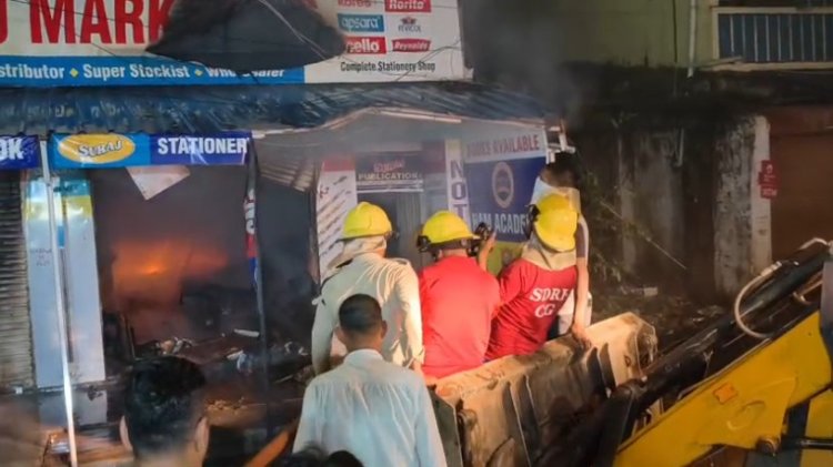 बुक डिपो में देर रात भीषण आग, शटर तोड़कर अंदर पहुंची SDRF; घंटों चला रेस्क्यू ऑपरेशन