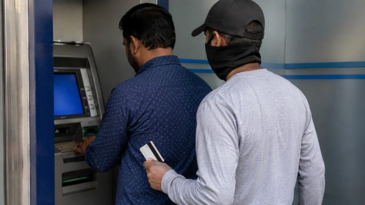 ATM में मदद के बहाने 40 हजार की ठगी: कार्ड बदलकर चार बार में निकाली रकम, CCTV खंगाल रही पुलिस