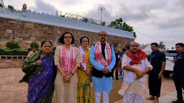 महामहिम राज्यपाल रमेन डेका एवं विधायक पुरन्दर मिश्रा ने सपत्नीक किए महाप्रभु जगन्नाथ के दर्शन
