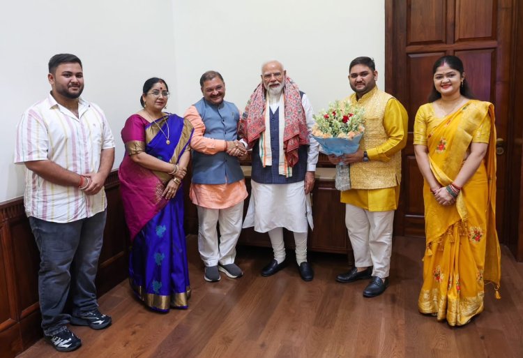 प्रधानमंत्री नरेंद्र मोदी से परिवार संग मिले सांसद संतोष पाण्डेय