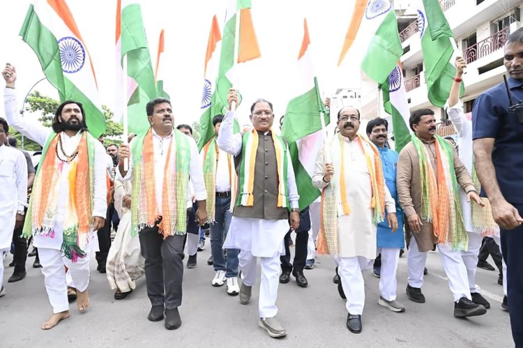 1500 मीटर तिरंगे के साथ निकला देशभक्ति का कारवां, ‘भारत माता की जय’ से गूंजा रायपुर,जगह-जगह बरसे फूल