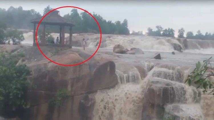 देवपहरी जलप्रपात में बढ़ा जलस्तर, टापू पर फंसे 3 युवक; 15 घंटे बाद रेस्क्यू कर सुरक्षित निकाला गया