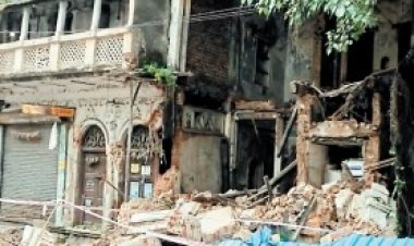 तेज डीजे की आवाज से सदर में गिरा जर्जर इमारत का हिस्सा, राजधानी में देर रात टला बड़ा हादसा 
