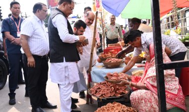 अति महत्वपूर्ण कार्यक्रम के लिए जाते मुख्यमंत्री विष्णु देव साय ने अचानक रुकवाया काफिला, ठेले से खरीदा मिट्टी का दीया