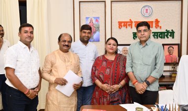 कैबिनेट मंत्री टंकराम वर्मा से पार्षद रानी सौरभ जैन ने की चर्चा, जनहित की चर्चा