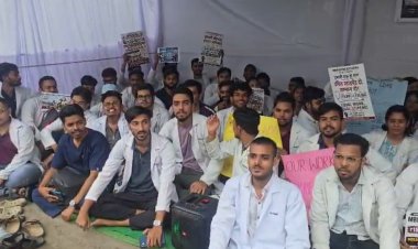 मरीजों के हित में धरना स्थल पर समानांतर ओपीडी, चिकित्सकों का आंदोलन जारी
