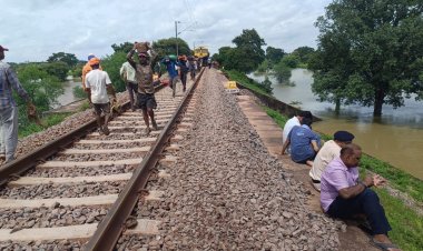 Big Breaking : रायपुर रेल मंडल में भारी जलभराव और ट्रैक धंसने से ट्रेनों के थमे पहिए