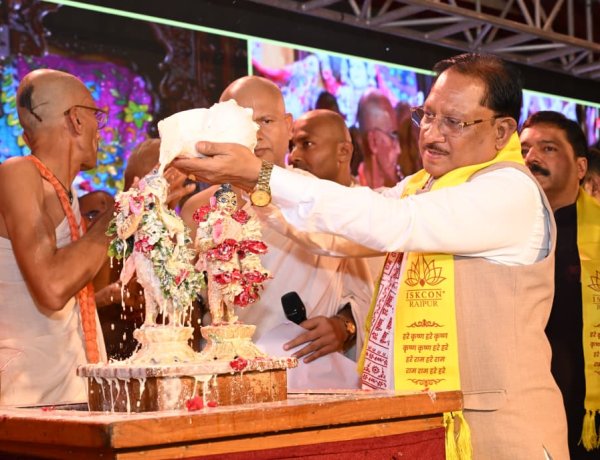 भगवान श्रीकृष्ण और राधारानी के दर्शन कर मुख्यमंत्री ने किया शंख अभिषेक, प्रदेशवासियों की सुख-समृद्धि और खुशहाली की कामना