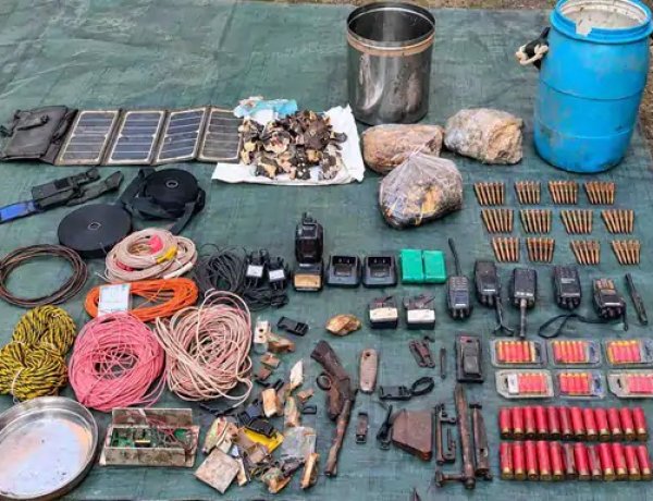 बीजापुर के फरसेगढ़ जंगलों में सुरक्षा बलों की बड़ी कार्रवाई: नक्सलियों का हथियार और बारूद का डंप बरामद