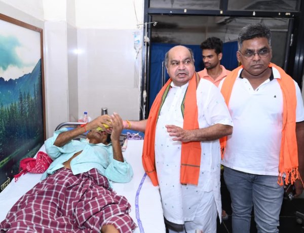 मेकाहारा में पुरन्दर मिश्रा ने मरीजों से की आत्मीय मुलाकात, फल वितरित कर मनाया पीएम मोदी का जन्मदिवस