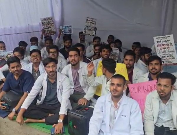 मरीजों के हित में धरना स्थल पर समानांतर ओपीडी, चिकित्सकों का आंदोलन जारी