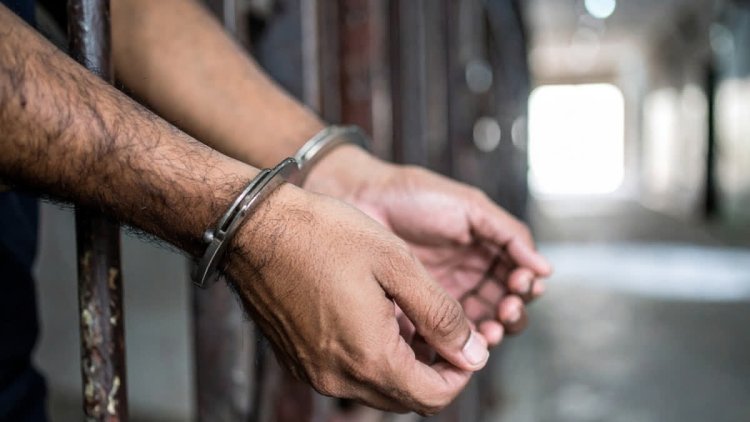 परीक्षा में पास कराने का झांसा देकर नाबालिग छात्रा पर संबंध बनाने का दबाव, शिक्षक गिरफ्तार