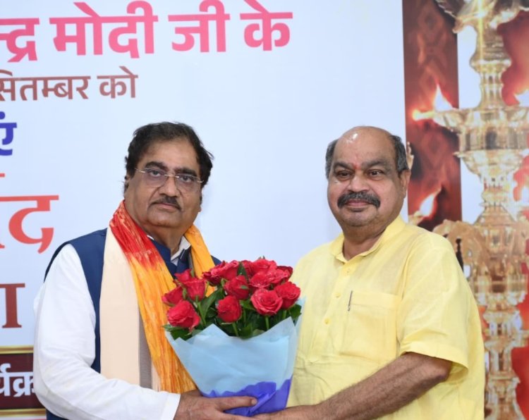भाजपा वरिष्ठ नेता अशोक बजाज से आत्मीय भेंट कर विधायक पुरन्दर मिश्रा ने दी जन्मदिन की शुभकामनाएं