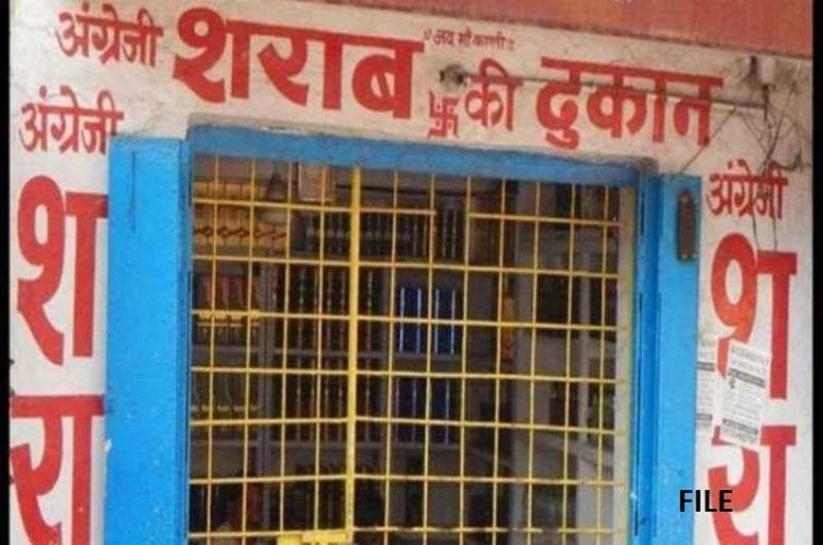 मुंगेली की शराब दुकान में घुसा जहरीला नाग: बीयर फ्रीजर के नीचे बैठा देख कर्मचारियों के उड़े होश
