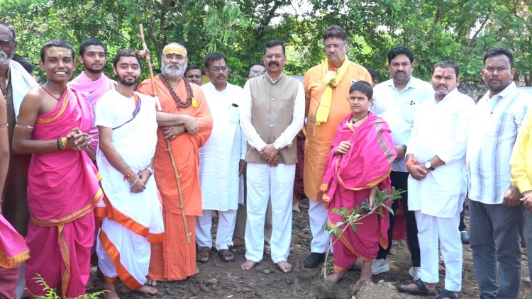 मंत्रोच्चार और भक्ति से गूंजा शंकराचार्य आश्रम,महात्रिपुर सुंदरी का अनेक द्रव्यों से हुआ अर्चन