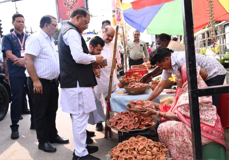 अति महत्वपूर्ण कार्यक्रम के लिए जाते मुख्यमंत्री विष्णु देव साय ने अचानक रुकवाया काफिला, ठेले से खरीदा मिट्टी का दीया