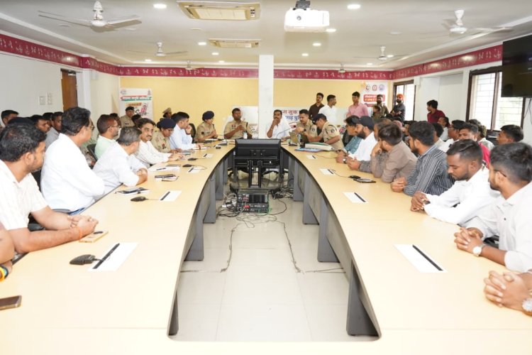 रायपुर में सदर बाजार से ही निकलेगी झाकियां,पुलिस- प्रशासन की जर्जर भवनों को लेकर चिंता पर आयोजकों ने जताई असहमति