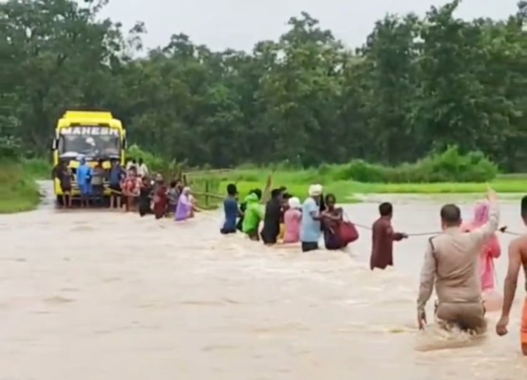 CG Big News : चारों ओर बाढ़ का पानी, बीच में फंसी यात्री बस, 50 जिंदगियों को रस्सी के सहारे निकाला गया