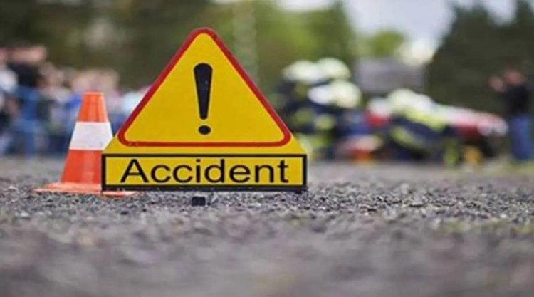 NH-53 पर भीषण सड़क हादसा: अनियंत्रित ट्रक ने ट्रैक्टर को मारी जोरदार टक्कर, 3 युवकों की दर्दनाक मौत और 1 गंभीर