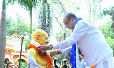 राज्यपाल डेका ने महात्मा गांधी और लाल बहादुर शास्त्री को श्रद्धांजलि अर्पित कर डॉ. अंबेडकर को किया नमन