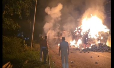 NH-53 पर भीषण हादसा: आपस में टकराए दो ट्रकों में लगी भयानक आग, ड्राइवर ने कूदकर बचाई जान
