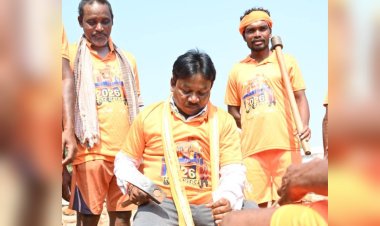 विश्व प्रसिद्ध बस्तर दशहरा : सांसद महेश कश्यप ने रथ निर्माण में किया श्रमदान, कारीगरों को बांटे वस्त्र