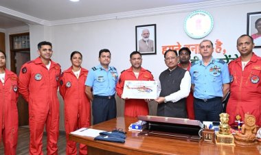 मुख्यमंत्री विष्णु देव साय से भारतीय वायु सेना की सारंग हेलीकॉप्टर डिस्प्ले टीम ने की सौजन्य मुलाकात