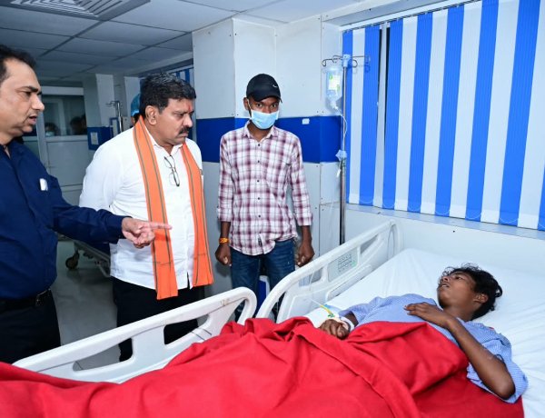 सड़क हादसे में घायलों से मिलने अस्पताल पहुंचे डिप्टी सीएम विजय शर्मा, बेहतर उपचार के दिए निर्देश