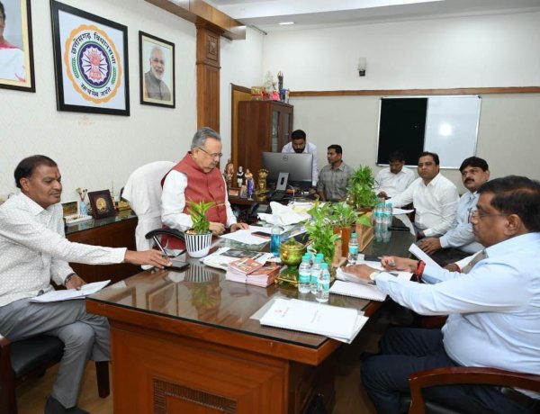 रेलवे महाप्रबंधक और वरिष्ठ अधिकारियों के साथ विधानसभा अध्यक्ष डॉ रमन सिंह ने की बैठक