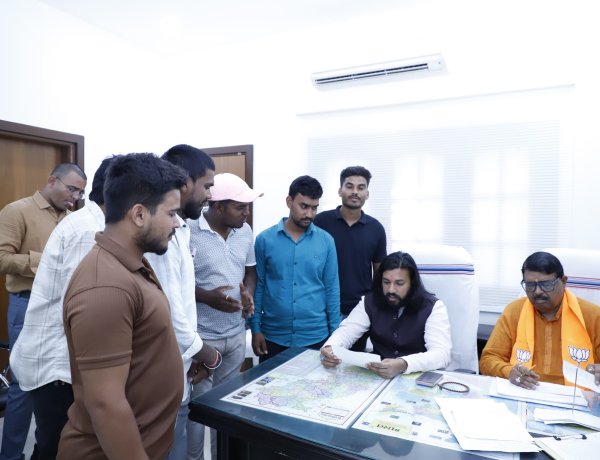 प्रदेश कार्यालय में मंत्री गुरु खुशवंत साहेब ने कार्यकर्ताओं की शिकायतों और मांगों को सुन निकाला समाधान