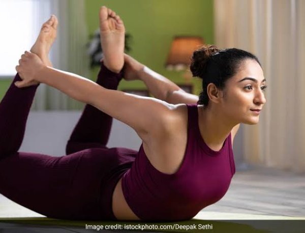 चेहरे की प्राकृतिक चमक के लिए करें आसान फेस योगासन: जानिए इसे करने का तरीका और फायदे