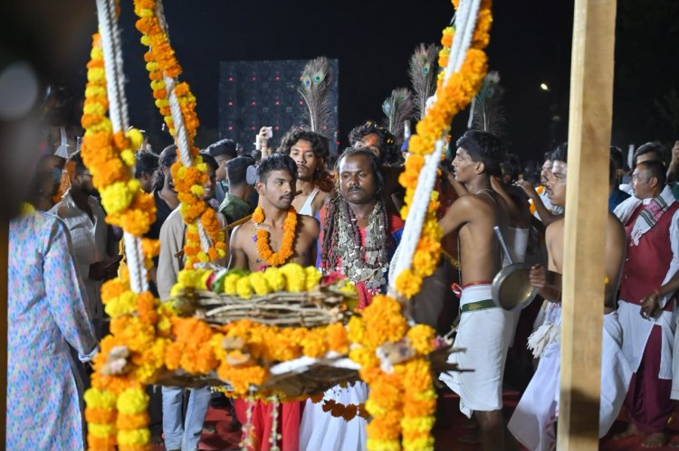 कांटों के झूले पर विराजीं मां काछनदेवी,75 दिवसीय विश्व प्रसिद्ध बस्तर दशहरा महापर्व मनाने की दी अनुमति