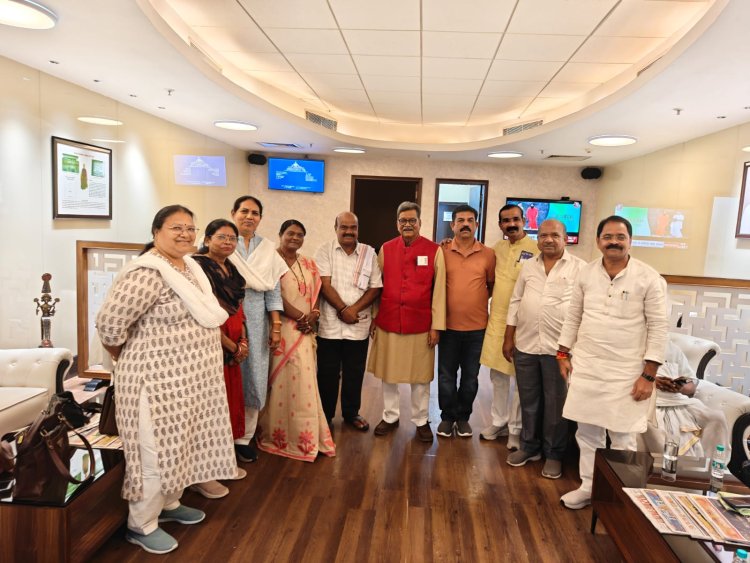 दिल्ली रवाना हुए नेता प्रतिपक्ष डॉ. चरणदास महंत समेत कांग्रेस विधायक, रायपुर एयरपोर्ट की तस्वीर आई सामने