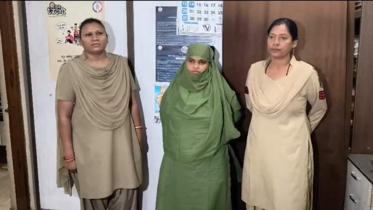 नगर निगम में नौकरी करने का झांसा देकर जीता भरोसा, गलत हस्ताक्षर वाले चेक थमाए,महिला गिरफ्तार-साथी फरार