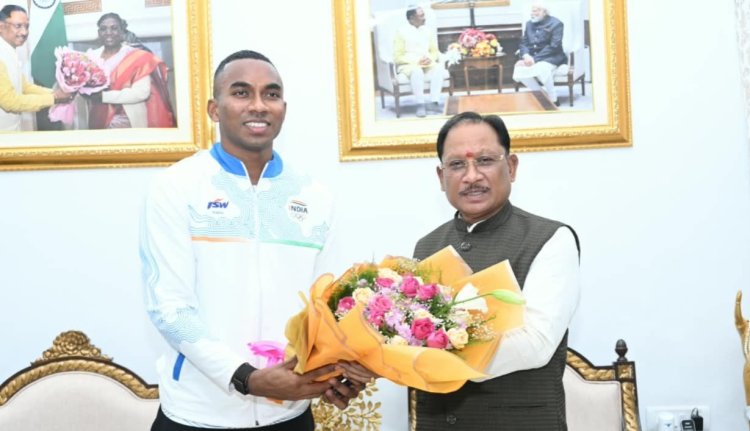 मुख्यमंत्री साय से एशियन गेम्स के कांस्य पदक विजेता एथलीट अनिमेष कुजूर ने की सौजन्य मुलाकात