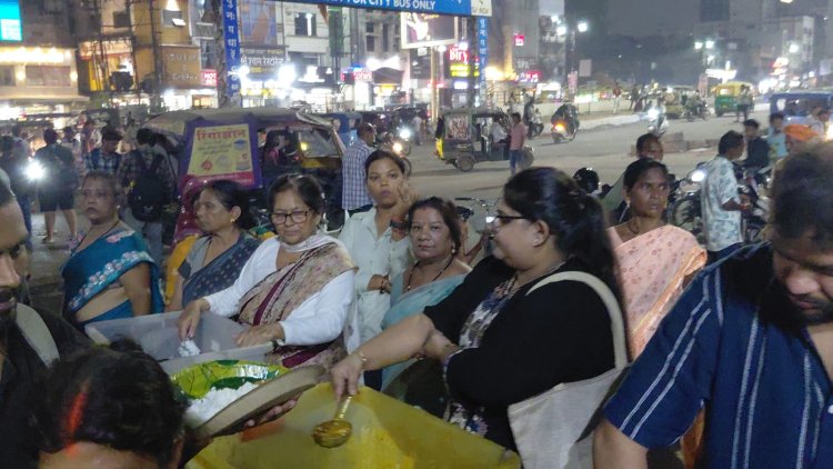 सर्व धर्म संकटमोचन हनुमान मंदिर के महाभंडारे में पहुंचीं यूपी की पूर्व विधायक शारदा त्यागी, सपरिवार बांटा प्रसाद