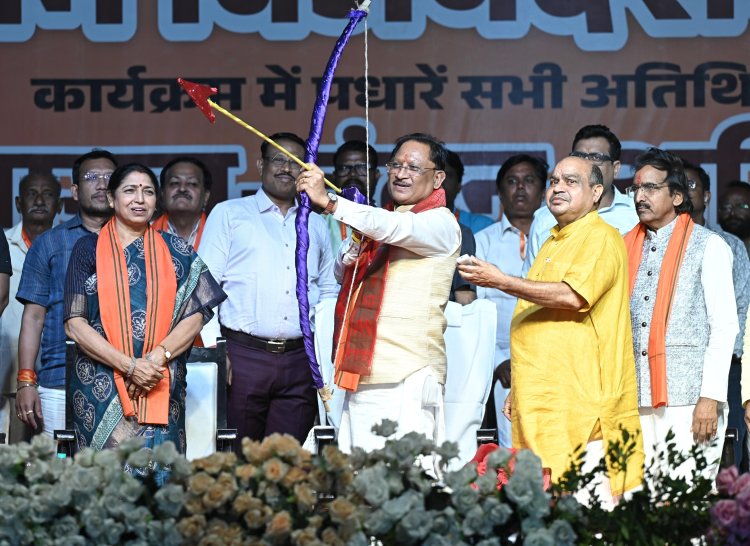 मुख्यमंत्री साय ने रायपुर के ऐतिहासिक डब्ल्यूआरएस मैदान में किया रावण, कुंभकर्ण और मेघनाद के पुतलों का दहन